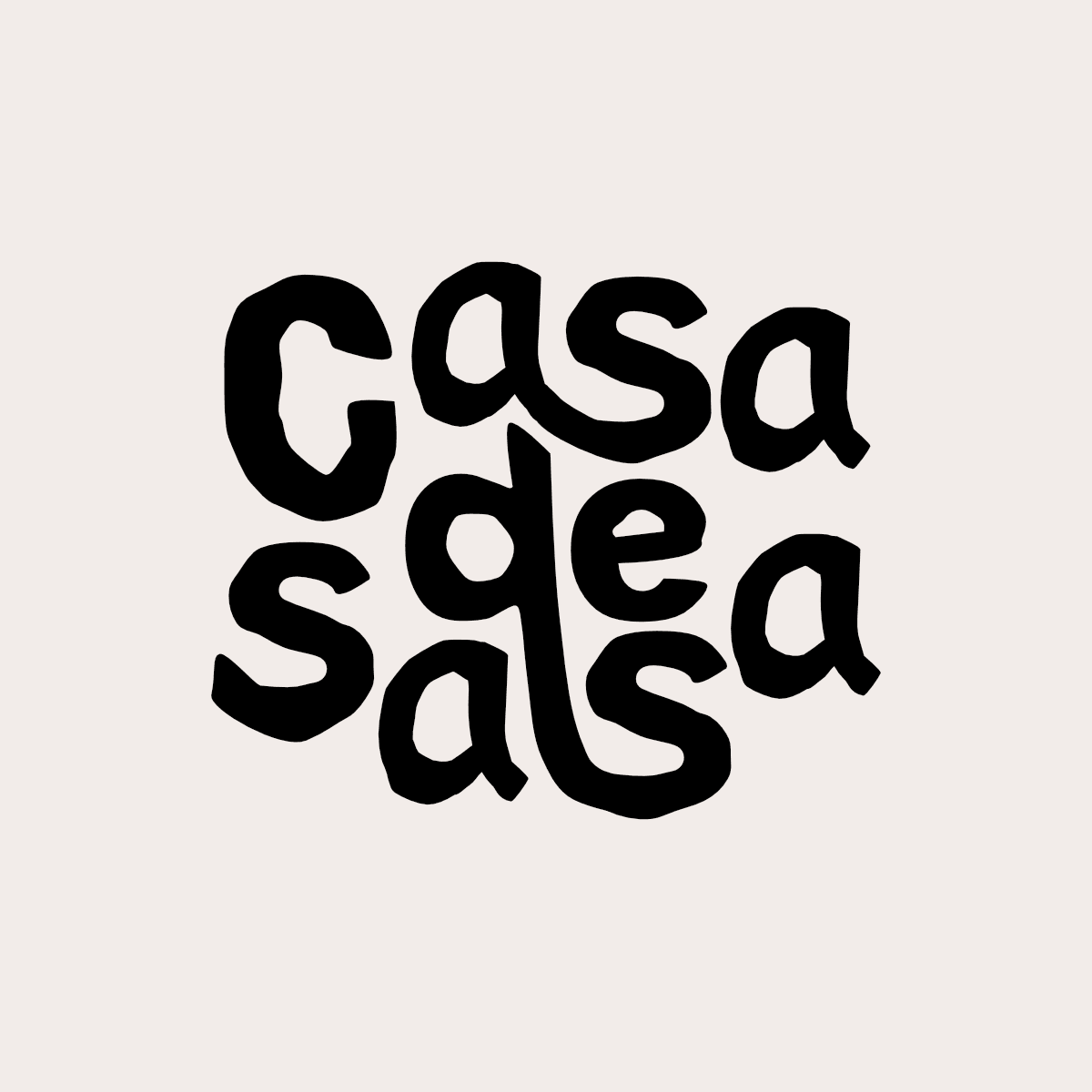 Logo Casa de Salsa w wersji czarnej na kremowym tle – ręcznie rysowane litery w trzech wierszach