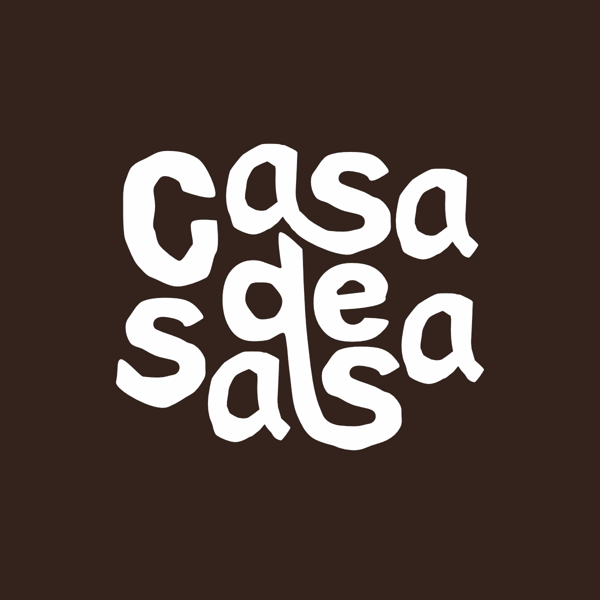 Logo Casa de Salsa w wersji białej na ciemnobrązowym tle – ręcznie rysowane litery w trzech wierszach
