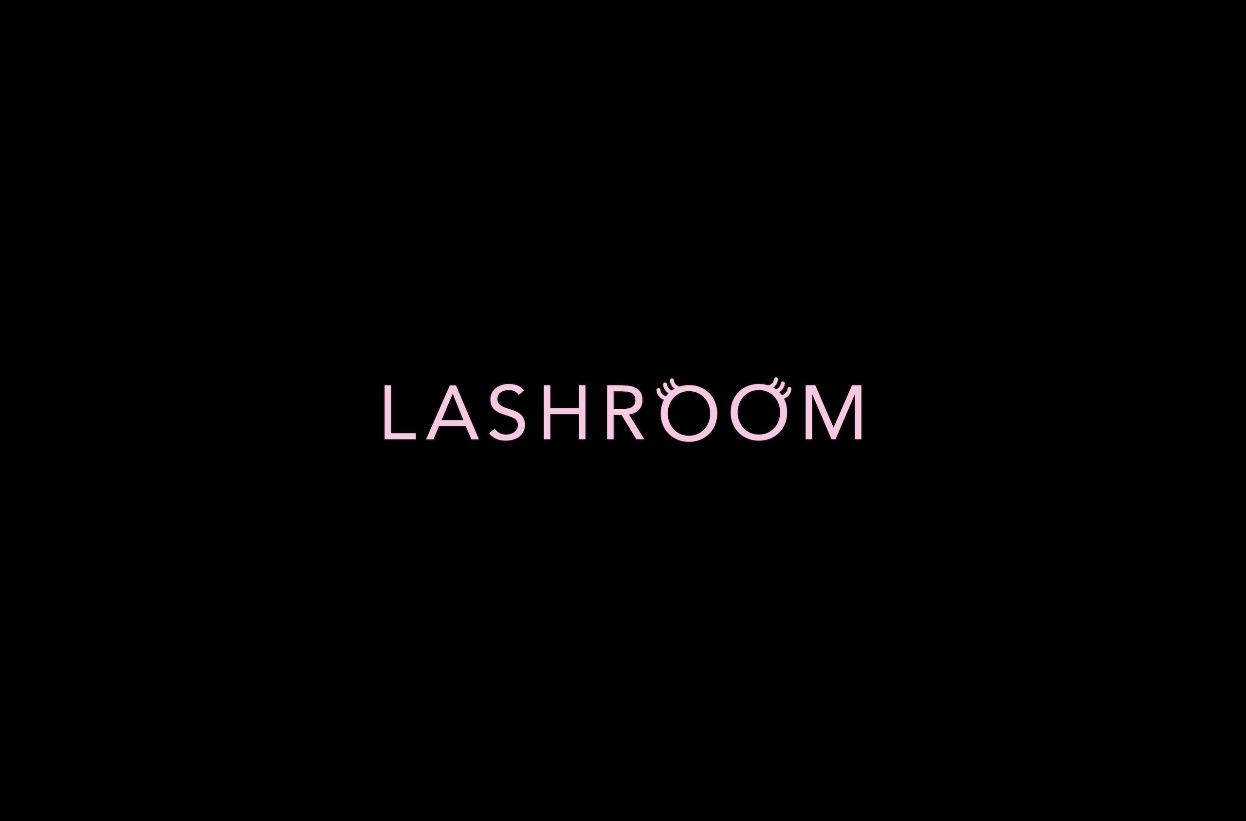 Logotyp LASHROOM w pudrowym różu na czarnym tle – wersja negatywowa znaku z detalem rzęs w literach OO