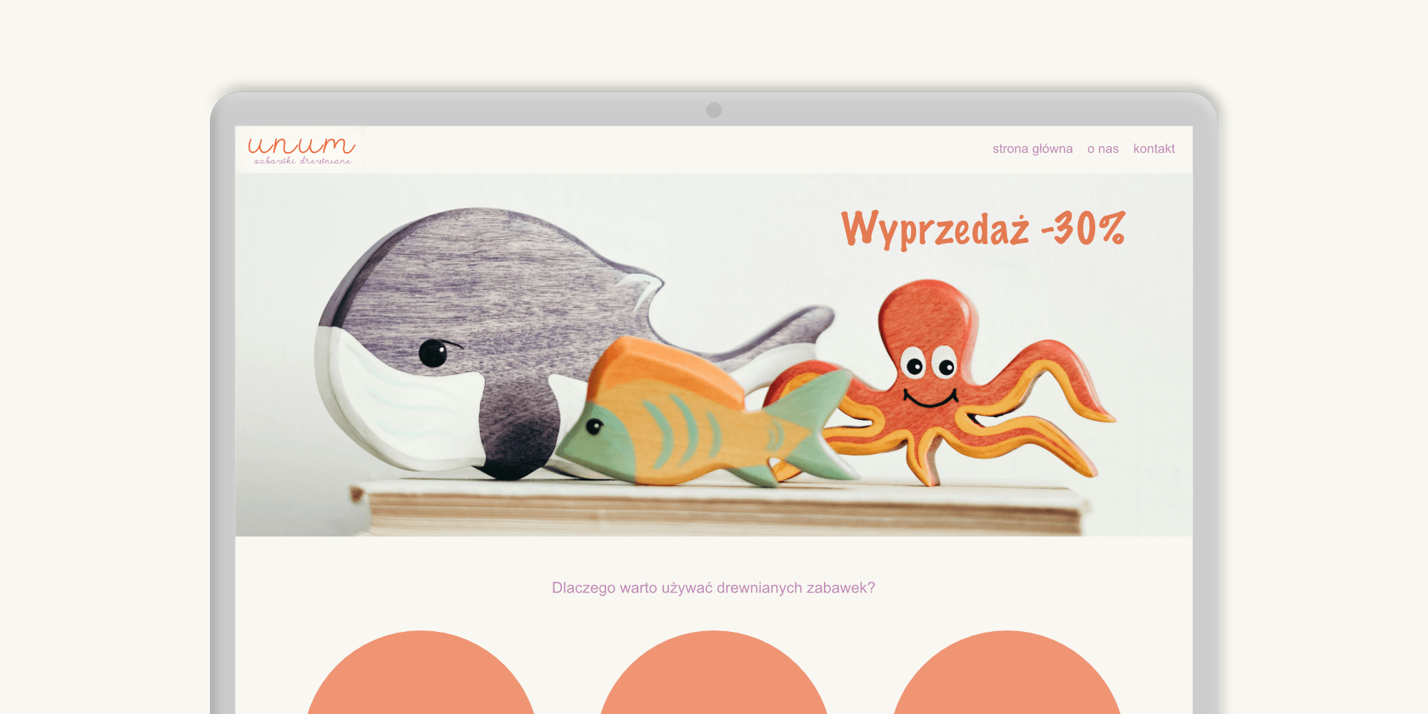 Projekt strony internetowej unum na makiecie laptopa – banner z hasłem 'Wyprzedaż -30%' i drewnianymi figurkami zwierząt morskich